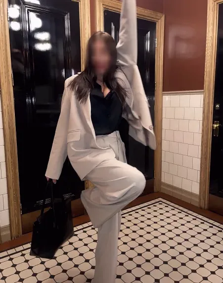 Ella, 29